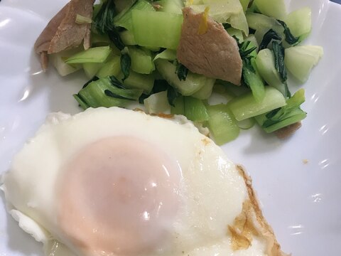 チンゲン菜の炒め物と目玉焼きのワンプレート